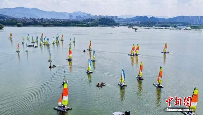 2025中国家庭帆船赛·中邮保险杭州站开赛：青山