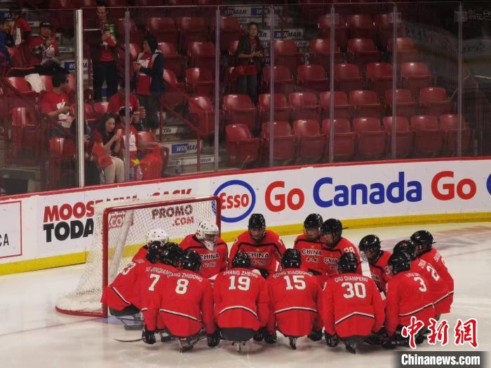 中国残奥冰球队首战告捷 华侨助威点燃赛场热情