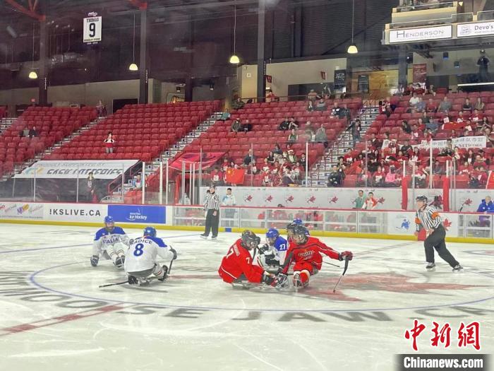 中国残奥冰球队首战告捷 华侨助威点燃赛场热情