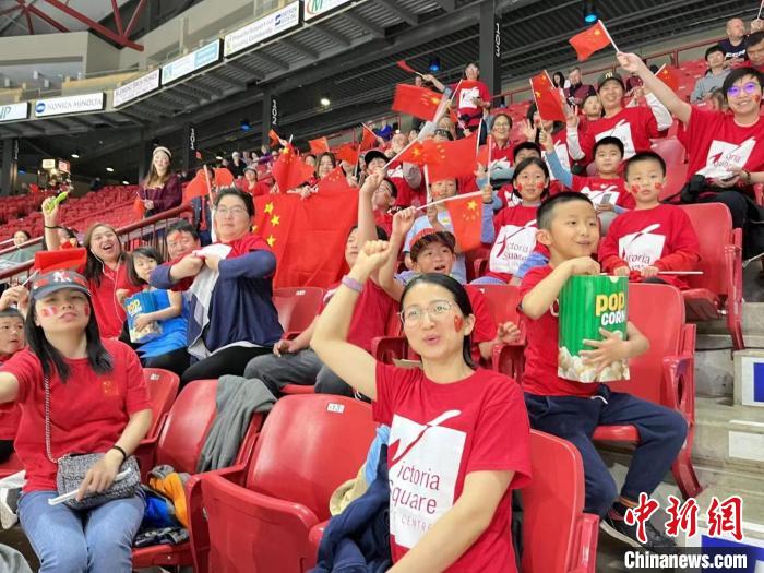 中国残奥冰球队首战告捷 华侨助威点燃赛场热情