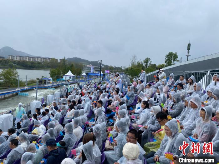 台风侵袭下杭州亚运会皮划艇决赛上演速度与激