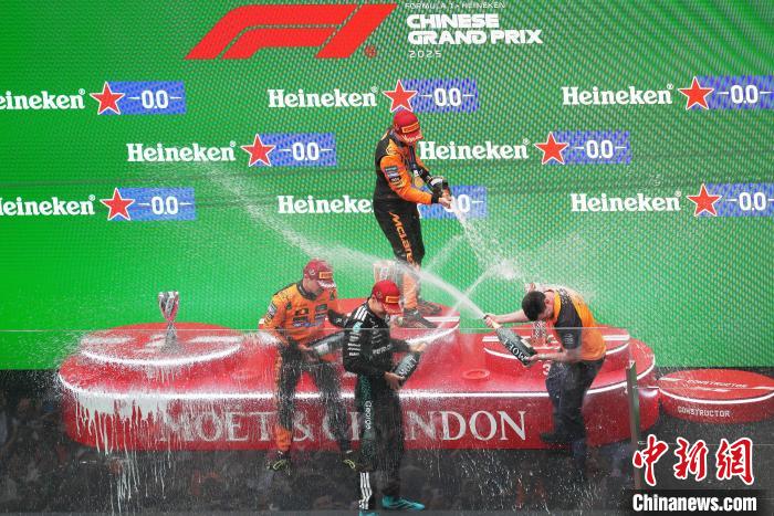 迈凯伦双雄包揽冠亚军 皮亚斯特里首夺中国大奖
